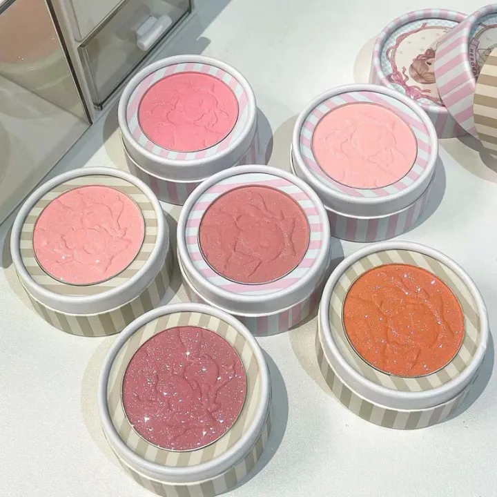 HERORANGE%20Sweet%20Facial%20Embossed%20Blush%20appears%20white,%20powdery%20and%20delicate,%20non-powdery,%20fine%20glitter,%20matte%20contour%20blush%20-%20Image%204