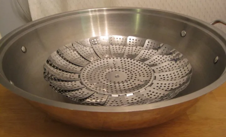 Multifunctional%20Stainless%20Steamer%20Food%20Strainer%20or%20momo%20or%20chicken%20%20lotus%20steamer%20(23%20cm)%20-%20Image%207