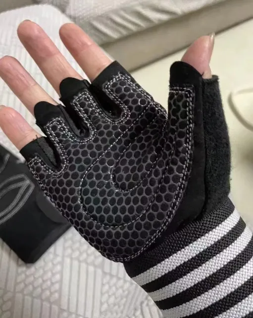 High-Quality%20Non-Slip%20Weightlifting%20Fitness%20Gloves%20with%20Finger%20Support%20for%20Heavy%20Duty%20Workout%20-%20Half-Finger%20Design%20-%20Image%206