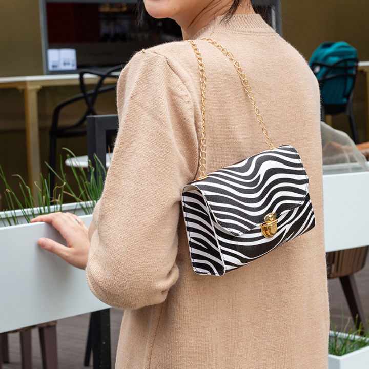 Women's%20Bag%20New%20Leopard%20Stripe%20Lock%20Chain%20Small%20Square%20Bag%20Leisure%20Phone%20Bag%20Small%20Bag%20small%20bag%20-%20Image%204