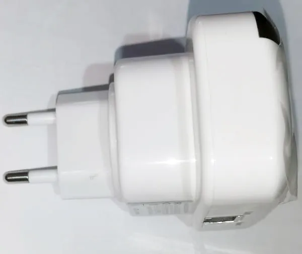 Universal%20Wi-Fi%20Range%20Extender%20signal%20booster%20for%20home%20office%20school%20-%20Image%204