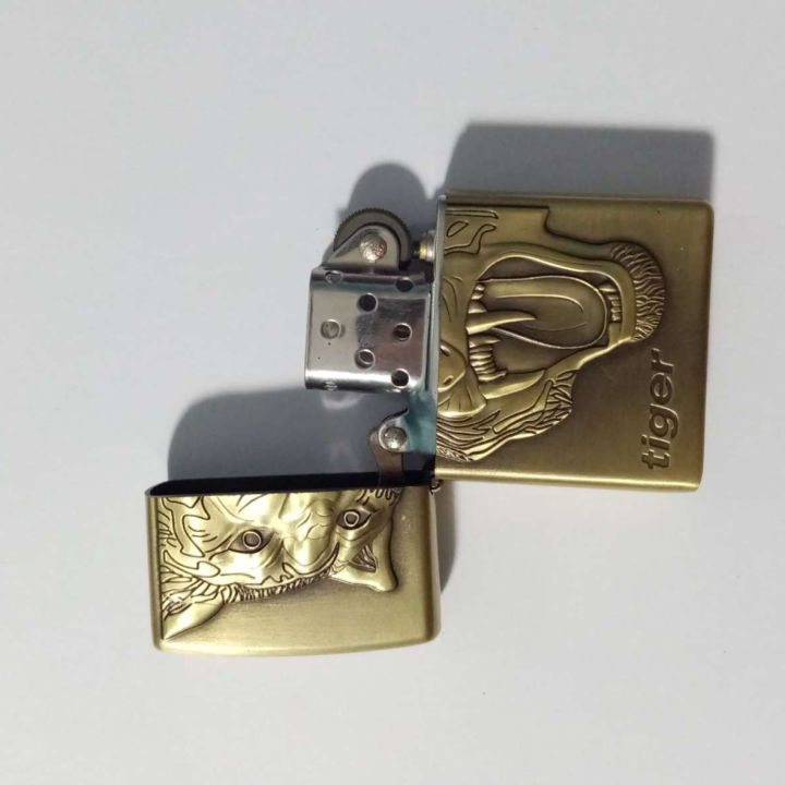 Metal%20Lighter%20-%20Golden%20-%20Image%202
