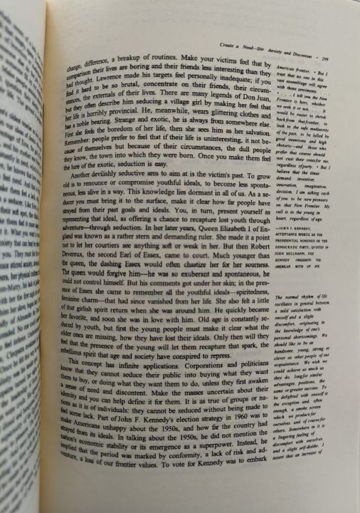The%20Art%20of%20Seduction%20by%20Robert%20Greene%20-%20Premium%20-%20Paperback%20-%20Image%206