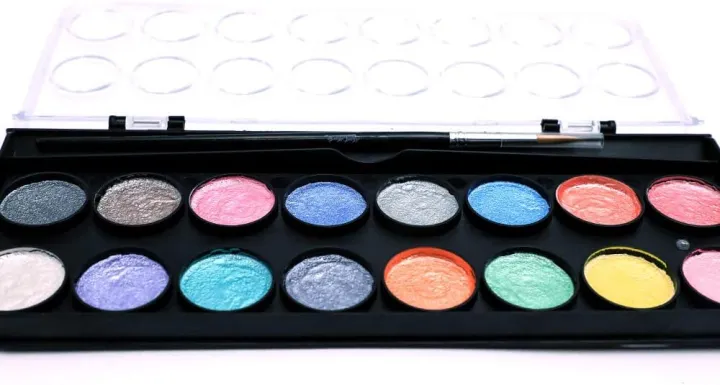 Mont%20Marte%20Metallic%20Watercolor%20Set%20%E2%80%93%2017%20Colors%20(16%20Metallic%20Shades%20+%201%20Paint%20Brush)%20-%20Image%203