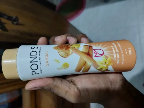 Ponds%20Talcum%20Powder%20-%20Sandal%20Natural%20Sunscreen%20Radiance%20-%20100g%20-%20Image%206