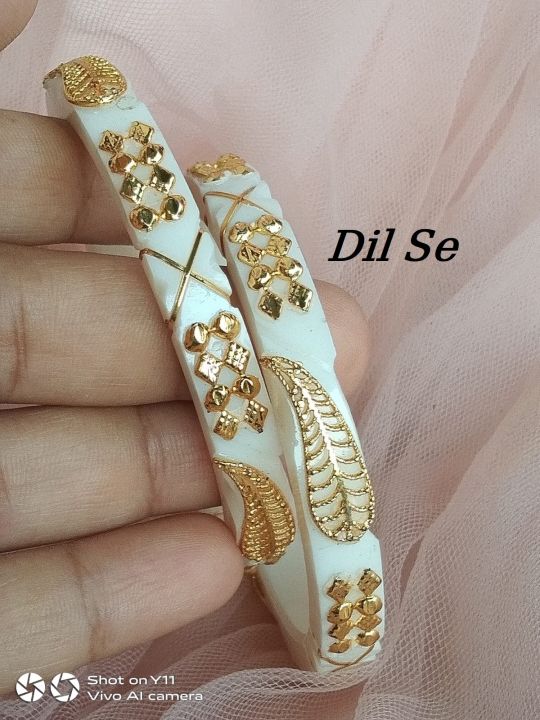 Uniqe%20and%20Gorgious%20Golden%20Metal%20Leaf%20designed%20Works%20Plastic%20Shakha%20Pola%20Bangles.%20It's%20for%20Women%20White%20,%20Party%20,%20Wedding%20,%20Anniversary%20,%20Durga%20Puja%20&%20All%20Time%20Use.%20-%20Image%207