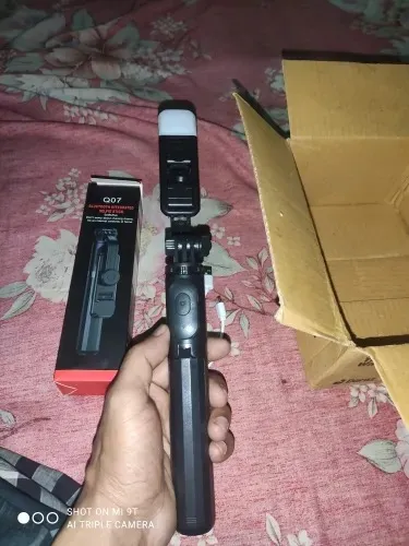 Q07%20Foldable%20Selfie%20Stick%20Tripod%20with%20Bluetooth%20Remote%20and%20Fill%20Light%20100cm%20-%20Image%207