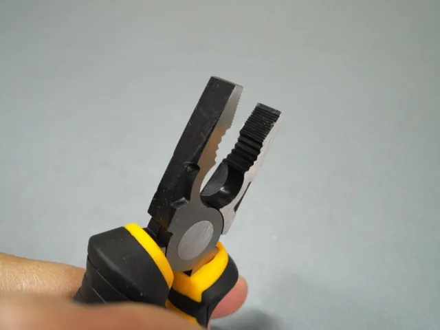 TOLSEN%20(%206"%20%7C%208"%20)%20Combination%20Pliers%20CrV,%20Black%20Finish,%20Industrial%20Grade,%20GRIPro%20Series,%20Available%20in%202%20Sizes%20(%206"%20%7C%208"%20),%20Model:%2010015%20%7C%2010017%20-%20Image%203