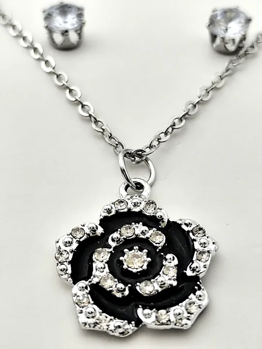 Chic%20Floral%20Pendant%20Necklace%20with%20Matching%20Stud%20Earrings%20Simple%20Leaf%20Clover%20Chain%20Necklace%20Women%20Fashion%20-%20Image%203