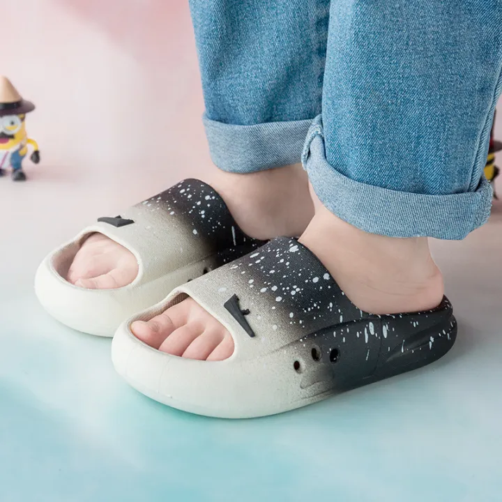 Children's%20slippers%20fashion%20gradient%20summer%20middle%20children's%20home%20slippers%20soft%20sole%20non-slip%20outside%20wear%20boys'%20sandals%20wholesale%20-%20Image%204