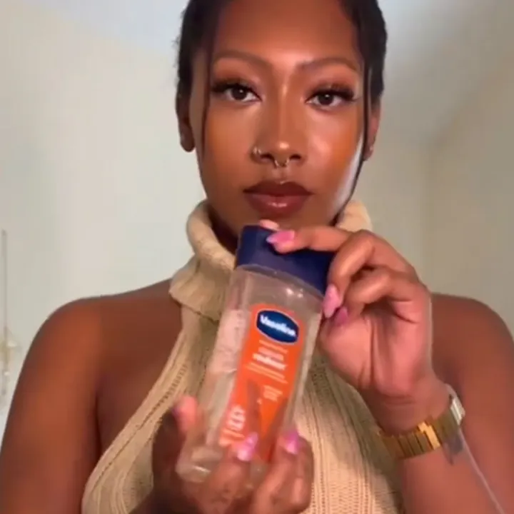 New%20Vaseline%20Cocoa%20Radiant%20Moisturizing%20Body%20Oil%20Lasting%20Care%20Body%20Essence%20Oil%20Light-textured%20Body%20Oil%20Skin%20Care%20Products%20-%20Image%203