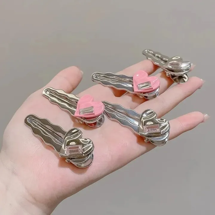 Y2K%20Exquisite%20Elegant%20Metal%20Wave%20Duckbill%20Hair%20Clips/%20Versatile%20Pink%20Heart%20Rhinestone%20Side%20Bangs%20Hair%20Ornament%20-%20Image%208