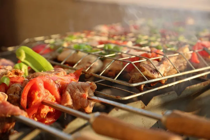 New%20Portable%20Barbecue%20BBQ%20Grill%20Net%20Basket%20Roast%20Grilling%20Tray%20Chromium%20Plated%20with%20Wooden%20Handle%20(Big)%20-%20Image%203