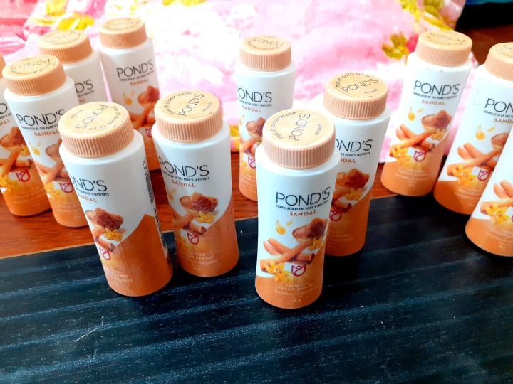 Ponds%20Sandal%20Radiance%20Talcum%20Powder%20with%20Natural%20Sun%20Protection%7C%20Perfumed%20Talc%20with%20Goodness%20of%20Real%20Sandalwood%20Oil%20for%20Smooth%20&%20Radiant%20Skin%20-%20Image%204