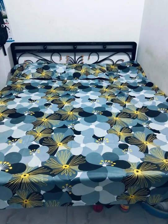 Cotton%20Fabric%20Printed%207%20by%208%20Feet%20Double%20King%20Size%20Bedsheet%20Set%20with%20Two%20Pillow%20Covers%20-%20Image%202