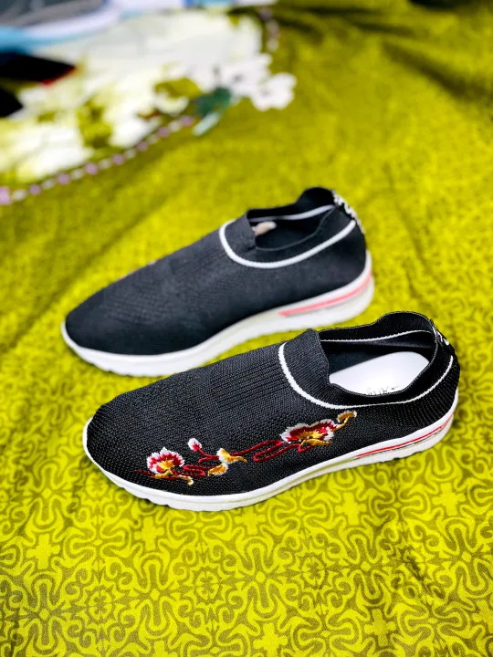 fashionable%20sneakers%20and%20converse%20for%20women%20-%20Image%204