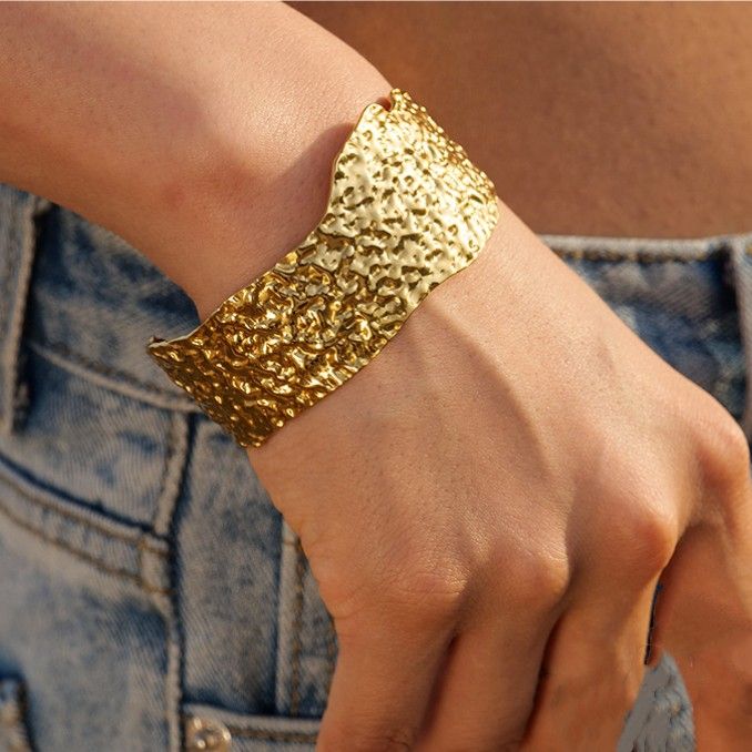 Yingtong 18K Gold Chunky Hammered Texture Stainless Steel Bangles Bracelet For Women Jewelry Gift 2024