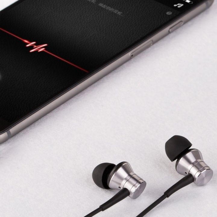 1MORE%20E1009-SV%20Piston%20Fit%20in-Ear%20Earphones%20Durable%20Headphones,%20Noise%20Isolation,%20Pure%20Sound,%20Phone%20Control%20with%20Mic%20for%20Smartphones/PC/Tablet%20-%20Image%202