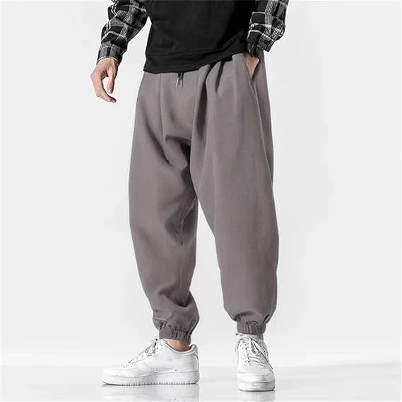 Soft%20&%20Breathable%20Men's%20Harem%20Trousers%20-%20Ideal%20for%20Hot%20Summer%20Days%20-%20Image%203