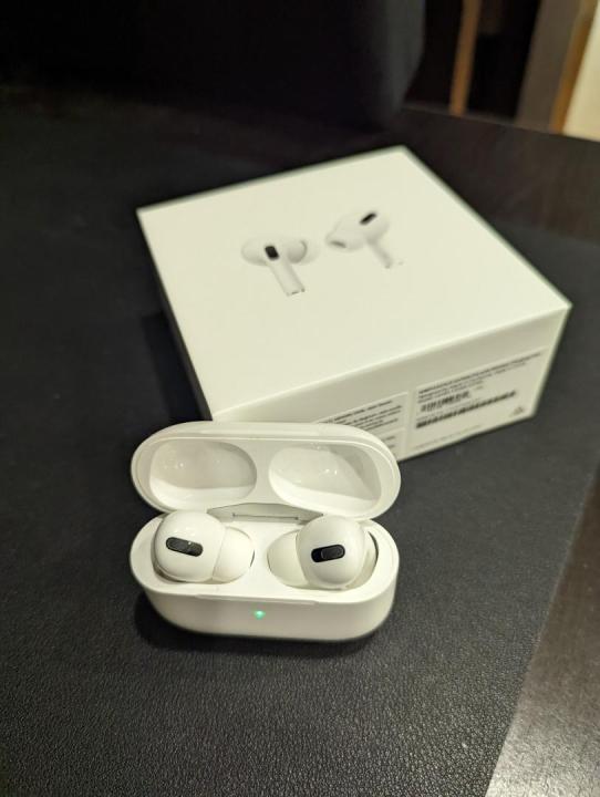 Apple_AirPods_Pro%20ANC%20MADE%20IN%20DUBAI%20Active%20Noise%20Reduction%20-%20Image%203