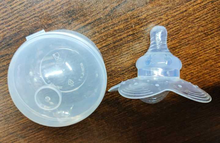 1%20Piece%20Nipple%20Shield%20with%20Carrying%20Boxes%20Breastfeeding%20Nipple%20-%20Image%205