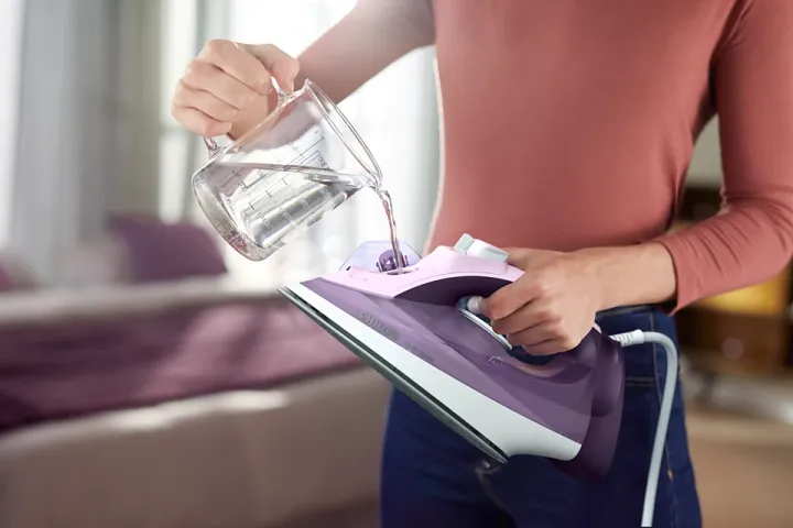 Philips%20DST5020/30%20Series-5000%20SteamGlide%20Plus%20Steam%20Iron%20-%20Image%204