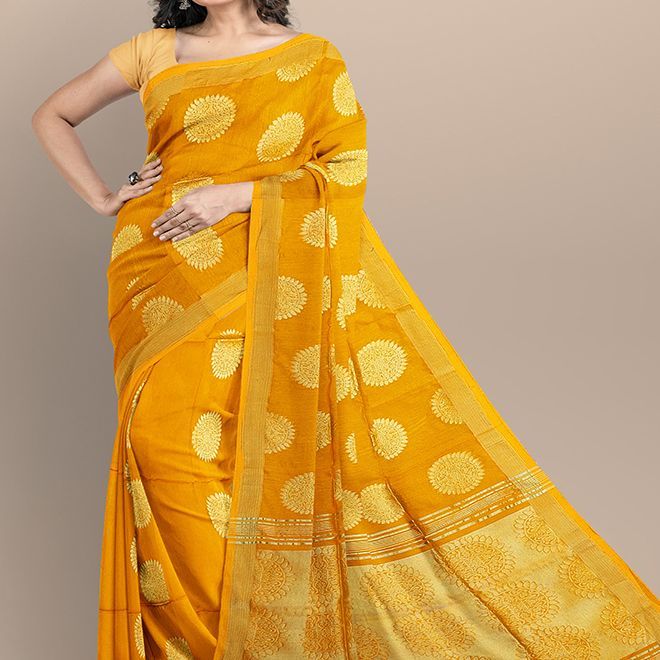 Erkak va ayol bir-birlarini chiroyli tarzda silkitishadi.