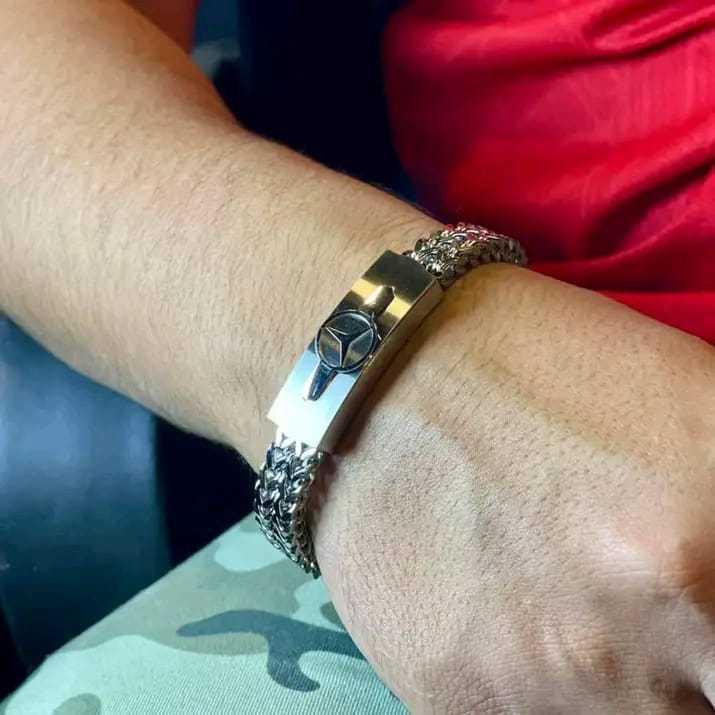 Elegant%20Men's%20Stainless%20Steel%20Bracelet%20with%20Logo%20Detail%20-%20Fashion%20Jewelry%20-%20Image%204