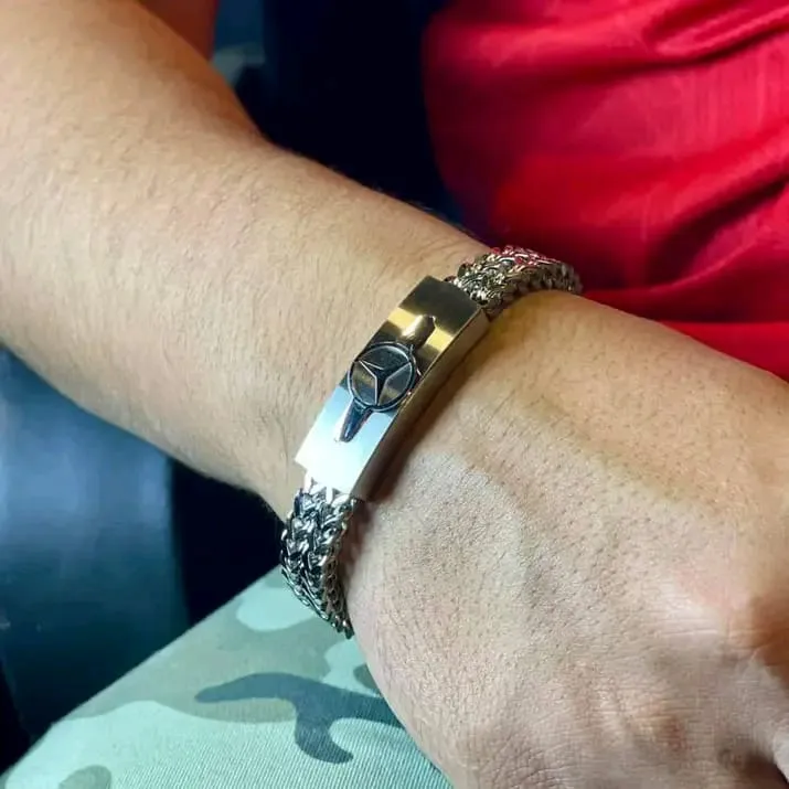 New%20Men's%20Stainless%20Steel%20Bracelet%20with%20Diamond%20Pattern%20and%20Logo%20Engraving%20-%20Image%202