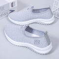 2022 new old Beijing cloth shoes, women's soft soles, foreign trade, one foot flying, weaving, breathable mother shoes, middle-aged and elderly walking shoes.