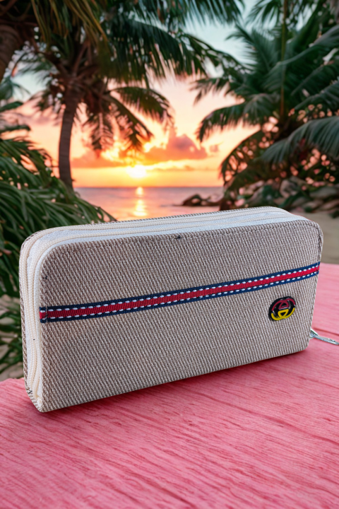 The%20Only%20Wallet%20You%20Need%20for%20a%20Pop%20of%20Color%20-%20Image%202