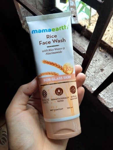 Mamaearth%20Rice%20Water%20Face%20Wash%20with%20Niacinamide%20for%20Glass%20Skin%20-%20100ml%20-%20Image%204