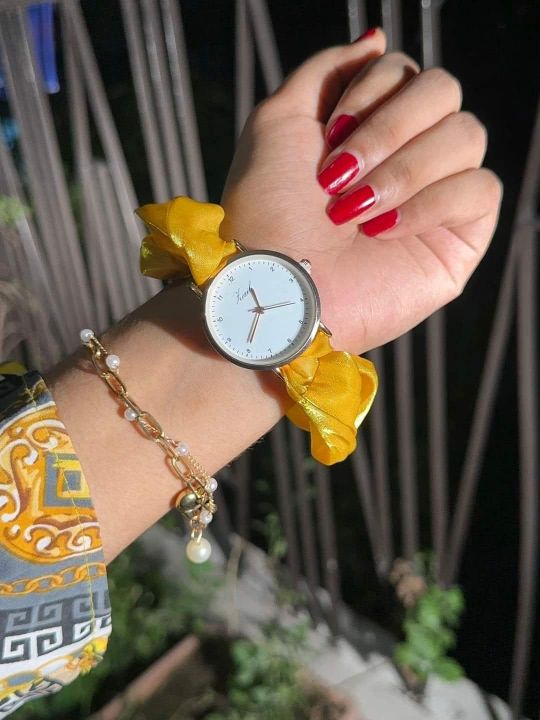 Student%20Watches%20-%20Clasp-Free%20Bracelet%20Watches%20for%20Girls%20and%20Women%20-%20Image%202