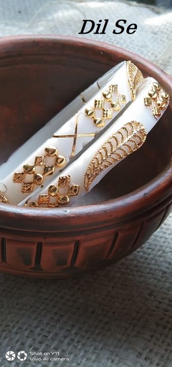 Uniqe%20and%20Gorgious%20Golden%20Metal%20Leaf%20designed%20Works%20Plastic%20Shakha%20Pola%20Bangles.%20It's%20for%20Women%20White%20,%20Party%20,%20Wedding%20,%20Anniversary%20,%20Durga%20Puja%20&%20All%20Time%20Use.%20-%20Image%204