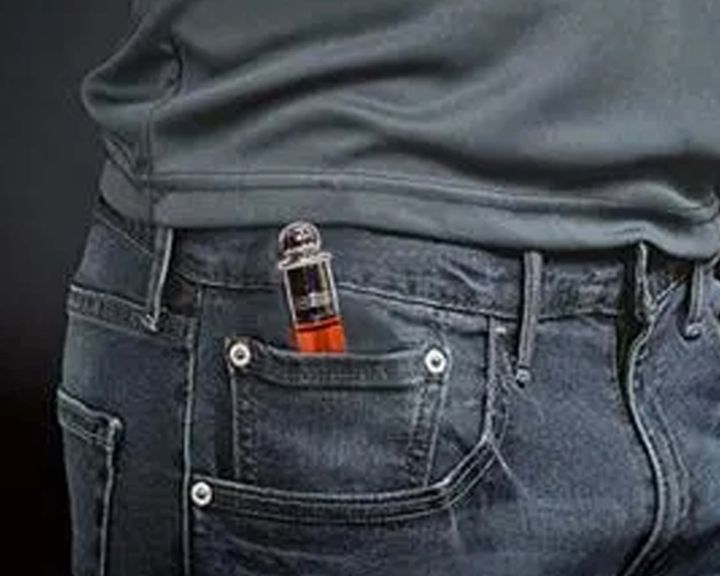 "Dunhill%20Perfume%20Attar%20-%206ml%20of%20Distinctive%20Elegance%20-%20Alcohol-Free%20Fragrance%20in%20a%20Convenient%20Spray%20System%20"%20-%20Image%204