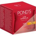 POND'S Age Miracle Day Face Cream, With Vitamin B3 and 10% Retinol C, Youthful Glow, 24 hour wrinkle correcting glow - 50g. 
