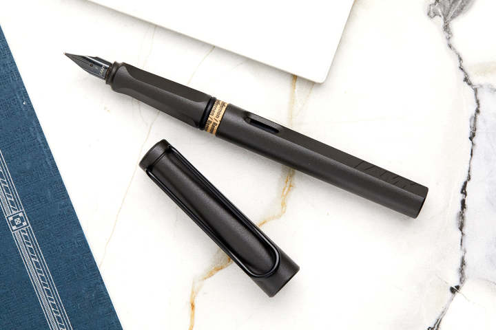 Lamy%20Safari%20Fountain%20Pen%20-%20Charcoal%20Black%20-%20Image%208