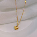 Light luxury love love titanium steel necklace women's versatile new clavicle chain plated 18K gold simple temperament peach heart necklace.