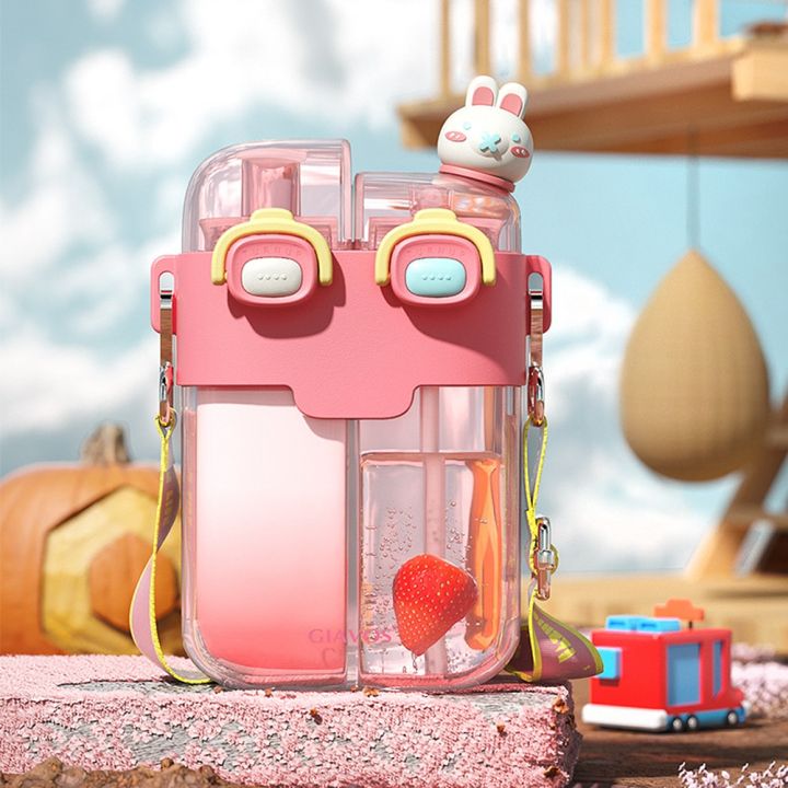780ml%20Cute%20Children%20Double%20Drinking%20Water%20Bottle%20Straw%20Portable%20Bottle%20Cartoon%20Student%20Couple%20Plastic%20Cup%20Gift%20School%20Kids%20Drink%20-%20Image%205