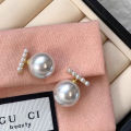 Pearl earrings women's stud earrings are niche and unique high-end earrings high-end autumn and winter new big pearl earrings. 