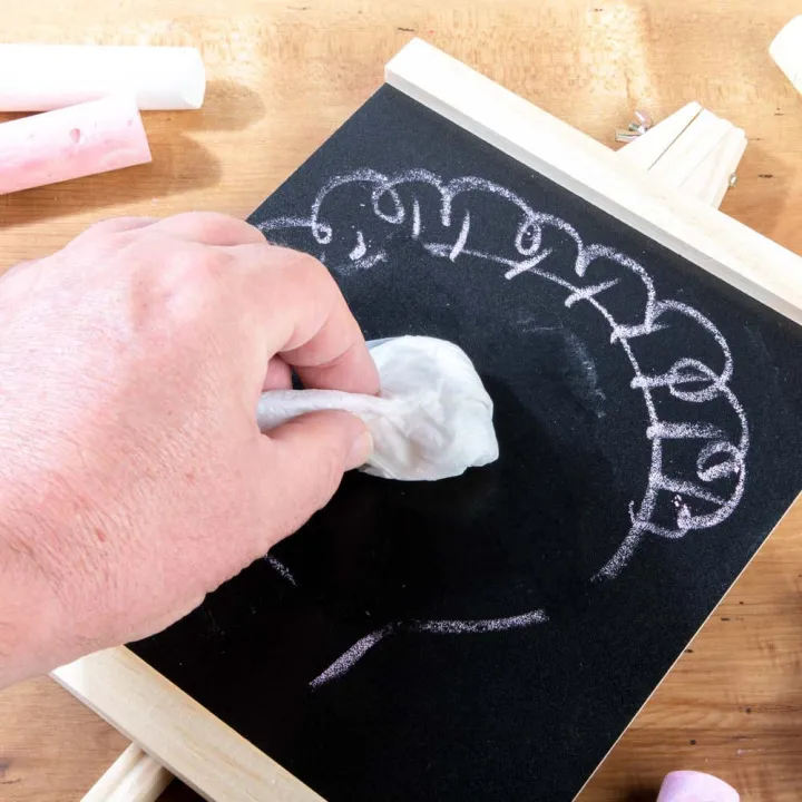 Mont%20Marte%20Chalkboard%20Easel-Medium%20-%20Image%203