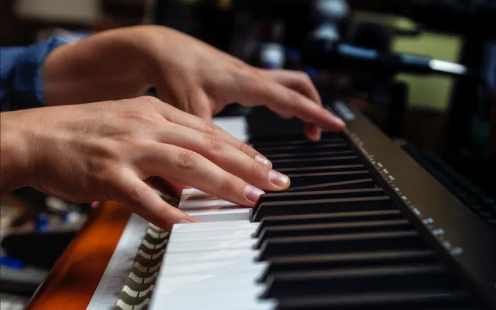 M-Audio%20Keystation%2061%20MK3%20%7C%20Compact%20Semi-Weighted%2061-Key%20USB-Powered%20MIDI%20Keyboard%20Controller%20with%20Assignable%20Controls,%20Pitch%20/%20Modulation%20Wheels%20and%20Software%20Production%20Suite%20included%20-%20Image%206