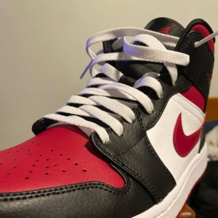 White%20shoe%20sneakers%20laces%20-Replacement%20Laces%20White-%20Flat%20Shoe%20Laces%20for%20Sneakers%20Premium%20Quality%20-115cm%20-%20Image%203