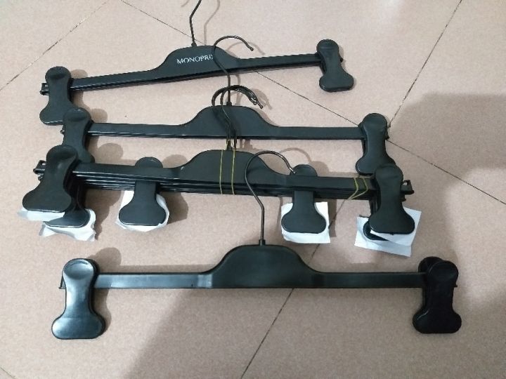 12%20Piece%20Plastic%20Hanger%20with%20Clip%20-%20Hanger%20-%20Image%203