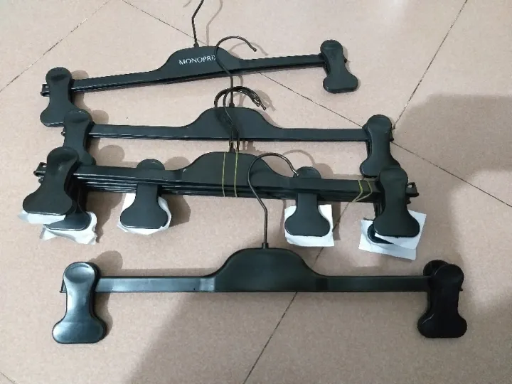 12%20Piece%20Plastic%20Hanger%20with%20Clip%20-%20Hanger%20-%20Image%203