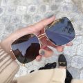 2021 New Korean Edition Men's and Women's Square Retro Sunglasses Internet celebrities with the same metal trend fashion D home sunglasses. 