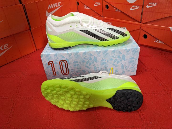 High-Neck%20Football%20Turf%20Shoe%20-%20Elevate%20Your%20Indoor%20Gaming%20Experience%20With%20This%20Customizable%20Niki%20Turf%20Shoe%20Designed%20Specifically%20For%20Football%20Enthusiasts%20-%20Image%205