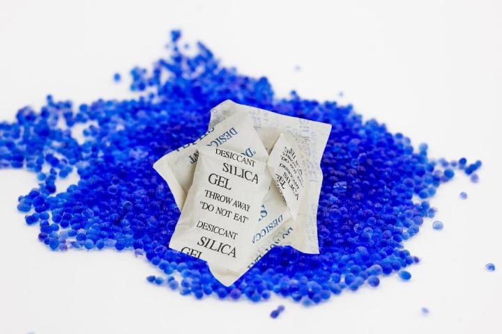 Blue%20silica%20gel%20200%20gram(1%20packet)-%20Absorb%20moisture%20from%20the%20air%20and%20preventing%20damage.%20-%20Image%203