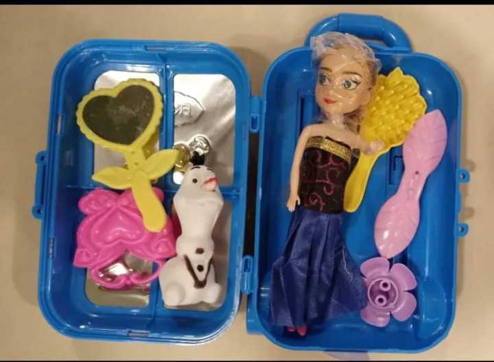 Frozen%20trolly%20bag%20with%20doll%20frozen%20doll%20set%20frozen%20doll%20set%20with%20trolley%20frozen%20beauty%20bag%20frozen%20beauty%20trolley%20bag%20toy%20set%20Anna%20or%20Elsa%20-%20Image%204