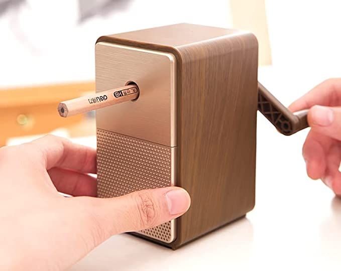 Deli%20E71160%20Retro%20Speaker%20Styling%20Rotary%20Pencil%20Sharpener%20-%20Image%207